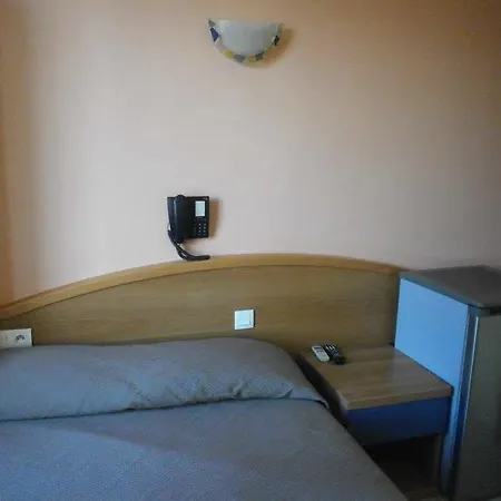 Hotel Du Centre, Un Ammi Niza