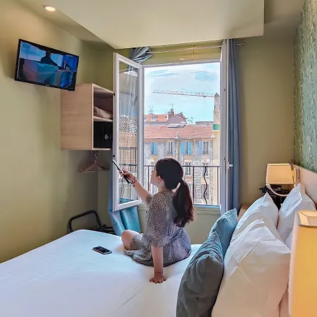 Du Centre, Un Ammi Hotel