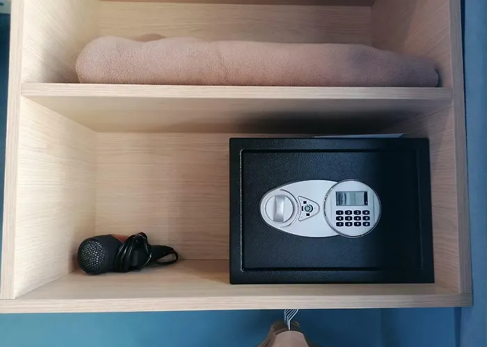 Hotel Du Centre, Un Ammi