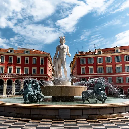 Hotel Du Centre, Un Ammi